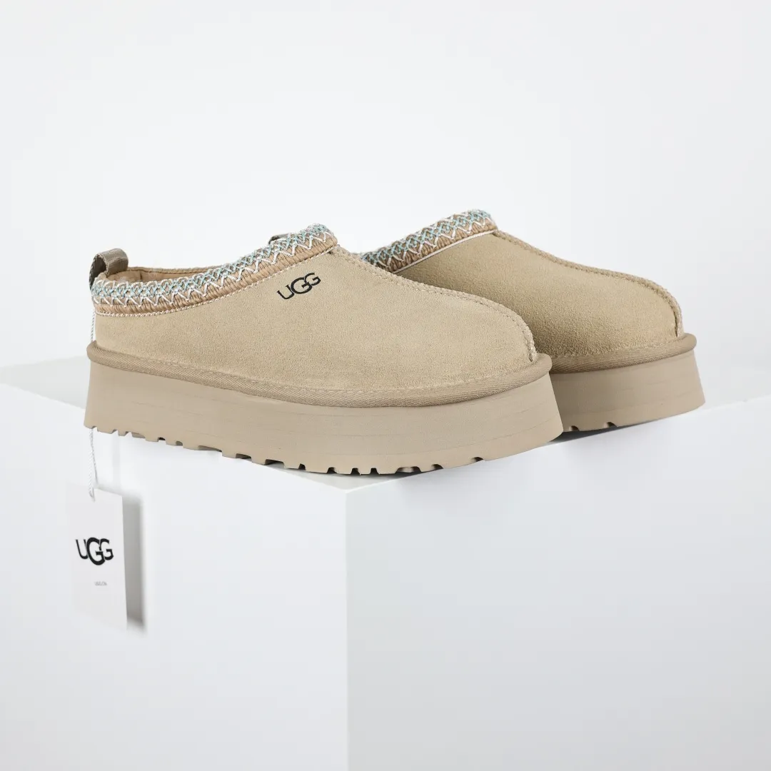 Copy price 💰560 Core recommendation of good price 5cm thick sole, independently developed original outsole, cashmere insole, keeping warm in winter, suitable for home use. In the new year, uug launched a style series, which is partially geared towards the preferences of young consumers. It has also moved to the forefront of fashion trends. Shoe body material, water-repellent coated suede upper, 17 mm UGGPURE™ implanted wool insole, lightweight non-slip and comfortable rubber outsole, with brand LOGO and trademark, with full package Size: 35 36 37 38 39 40 41 42